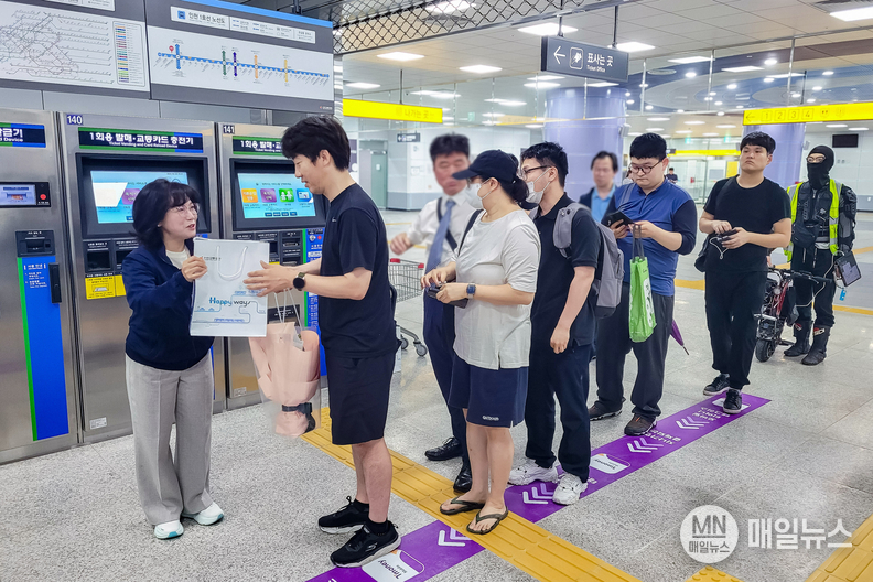 백보옥 공사 영업본부장이 첫 손님을 맞이하고 있다.