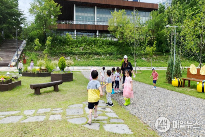 꿀벌정원에서 휴식을 취하는 시민들