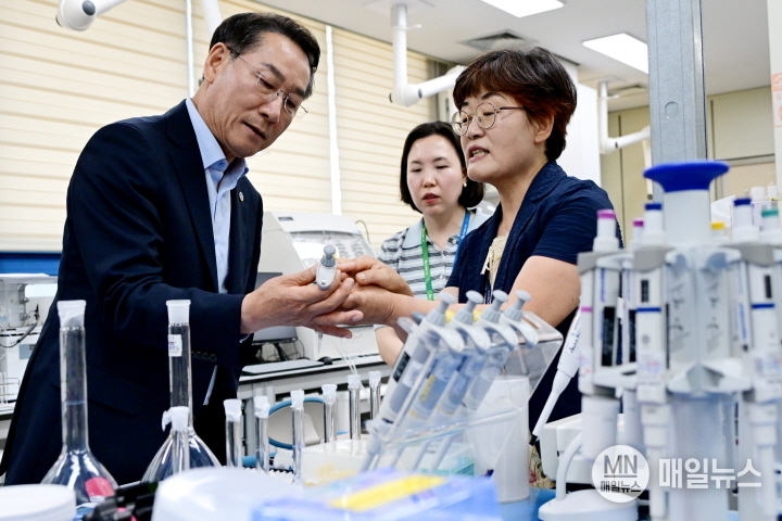 유정복 인천시장이 8일 인천 및 강화 연안 방사성 물질 조사와 관련해 인천보건환경연구원을 찾아 실험실 검사장비를 점검하고 있다. ⓒ 인천시