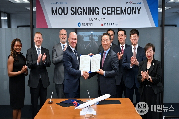 유정복 인천광역시장이 10일(현지시간) 미국 애틀란타 델타항공(Delta Air Lines) 본사에서 열린 '인천시-델타항공 글로벌 관광·항공 협력 양해각서(MOU) 체결식'에서 델타항공 앨런 벨마르(lain Bellemare) 인터네셔널 비지니스 대표와 양해각서를 체결하고 있다. ⓒ 인천시