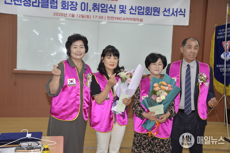 新.舊 회장단과 기념사진 찍고있는 신입회원