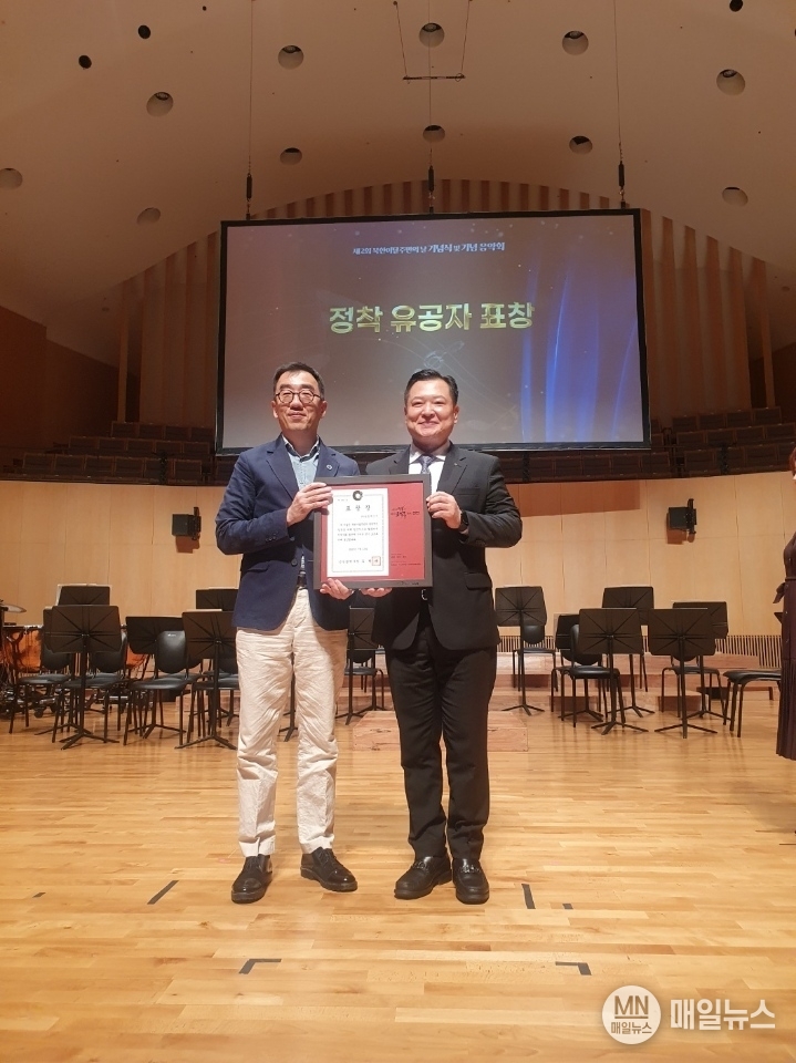 수상 후 기념사진을 찍고 있는 조성일 대표이사(사진右)