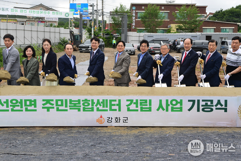 17일 선원면 주민복합센터 건립 사업 기공식에서 박용철 군수와 주요 내빈들이 '시삽' 기념촬영을 하고 있다. ⓒ 매일뉴스