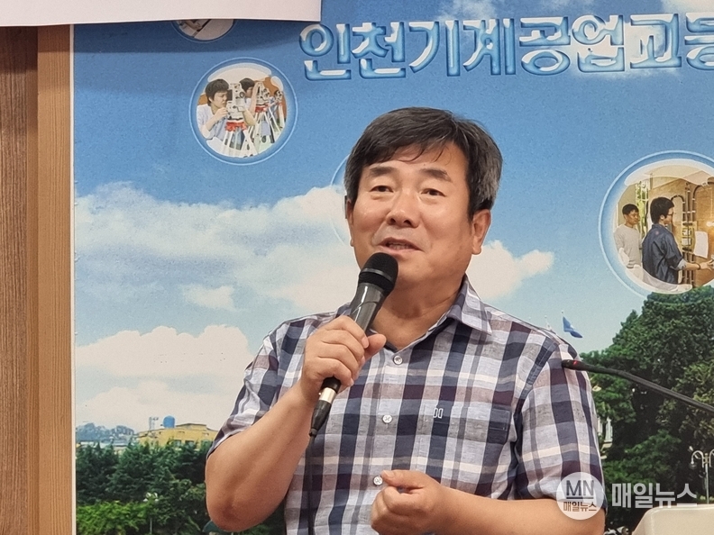 정덕근교장의 박용섭 두원그룹 회장 소개 및 사회기여 의미를 각인했다.