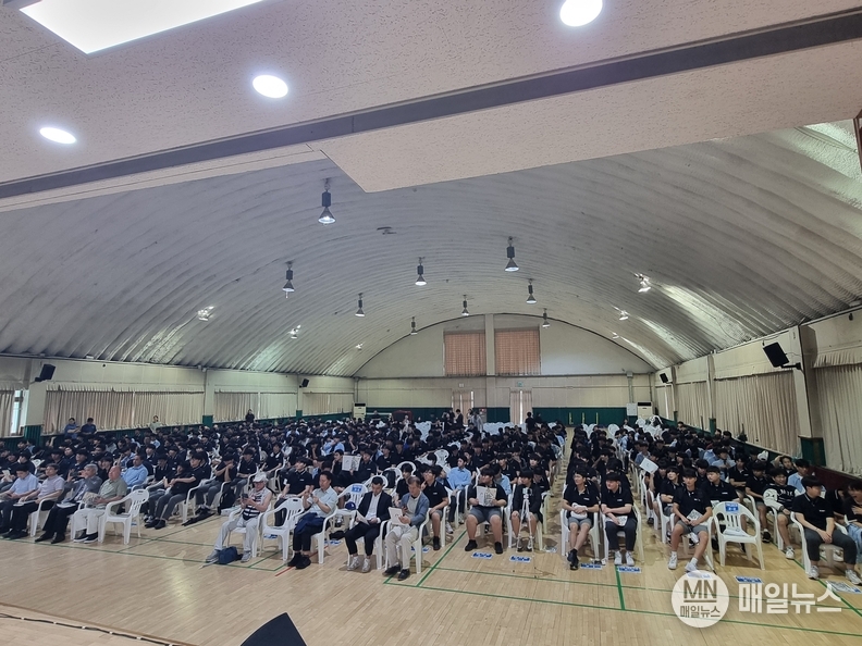 대강당의 재학생 및 동문과 내외빈 초청으로 음악회을 감상했다. 