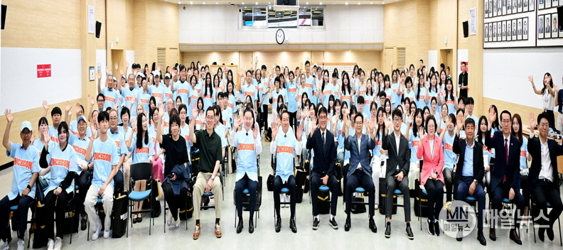 유정복 인천광역시장이 21일 시청 대회의실에서 열린 'APEC 인천회의 자원봉사자 발대식'에서 자원봉사자들과 기념촬영을 하고 있다. ⓒ 인천시