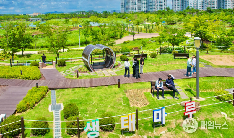 청라호수공원 ‘생태마루’에서 시민들이 산책을 하고 있다. ⓒ 인천시설공단