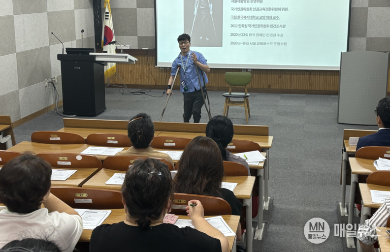 김형수 장애인학생지원네트워크 사무총장이 지난 24일 인천장애인종합복지관이 마련한 뇌병변장애 자녀 부모교육에서 ‘장애인의 진로 결정 성찰과 패러다임의 변화’를 주제로 강의하고 있다. ⓒ 인천시사회서비스원