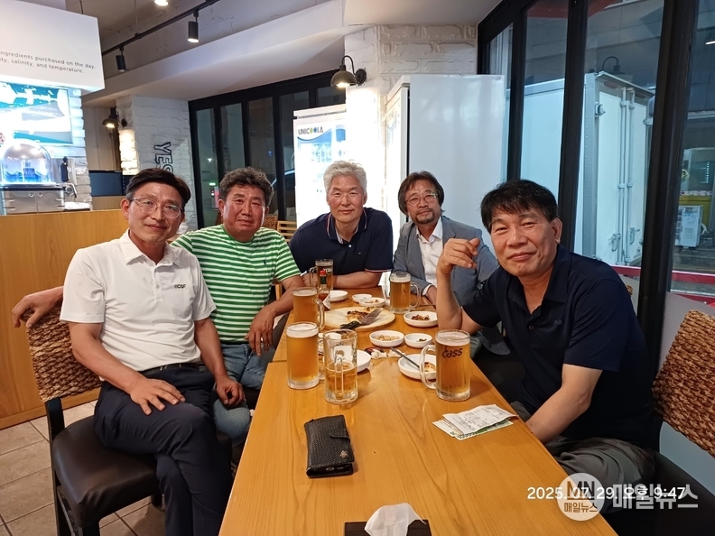 시계 반대 방향으로 右 첫째 정미초 51기 이창우 회장, 둘째 매일뉴스 발행인 조종현, 셋째 매방리 곽효근 회장 , 넷째 신규철 대조리 예비 이장 , 다섯째 이승호