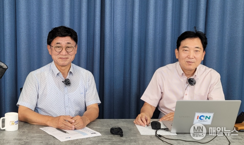 左 더불어민주당 인천광역시당 고남석 위원장과 右 tv 인천뉴스 성기철 발행인이 방송에 앞서 포즈를 취하고 있다.