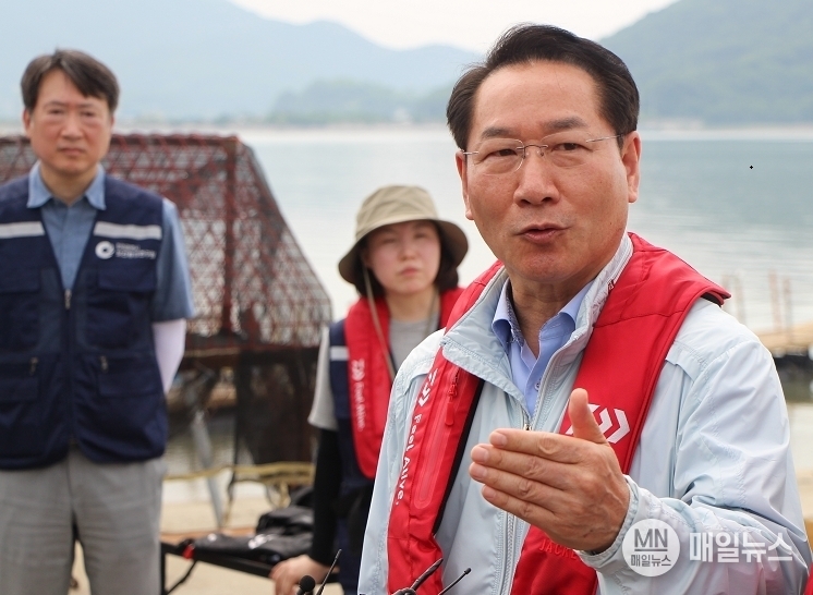 유정복 인천광역시장이 강화 외포리에서 북한 핵폐수 관련 현장 행정을 펼치고 있다.