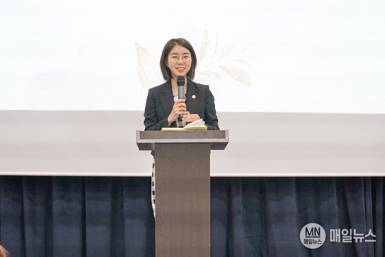 ㈔세계여성평화그룹(IWPG) 윤현숙 전 대표가 1일 서울 스페이스쉐어 서울중부센터에서 열린 대표이사 이·취임식에서 이임사를 하고 있다. ⓒ IWPG 인천서지부