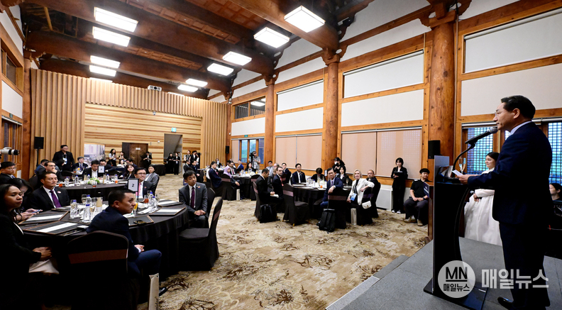 유정복 인천광역시장이 4일 연수구 경원재에서 열린 'APEC 2025 디지털 ·AI 장관회의 만찬'에서 건배사를 하고 있다 ⓒ 인천시