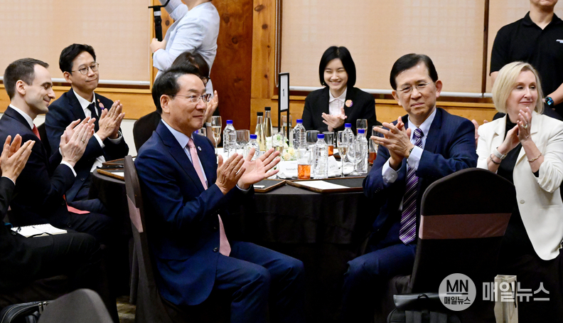유정복 인천광역시장이 4일 연수구 경원재에서 열린 'APEC 2025 디지털 ·AI 장관회의 만찬'에서 식전 공연을 관람하고 있다 ⓒ 인천시