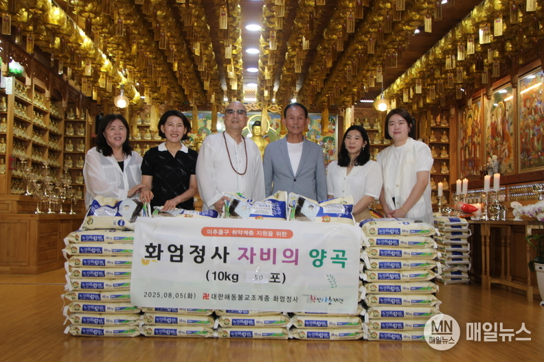 左부터 이은란 인천시육상연맹 부회장, 최미희 주안2동장, 보광 주지스님, 김영길 학산나눔재단 이사장과 관계자
