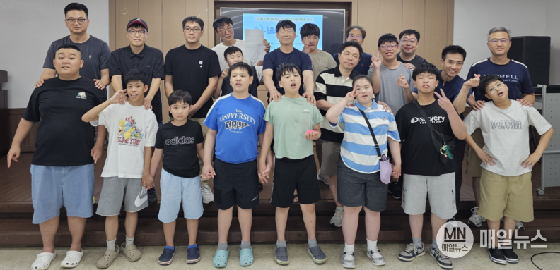 인천장애인종합복지관은 지난 2일 복지관에서 ‘장애자녀 아빠 모임’을 열고 참가 가족과 기념촬영을 하고 있다. ⓒ 인천시사회서비스원