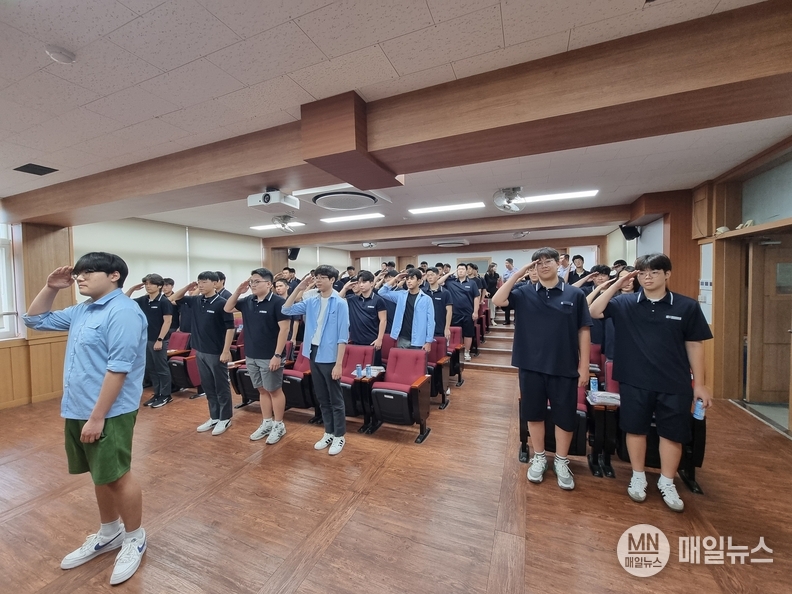 부사관 설명회에 참석한 학생들이 거수 경례를 하고 있다.