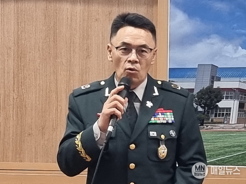김창수 주임원사의 군 생활과 이력을 소개하며 나라의 충성이 모든 혜택임을 강조했다.
