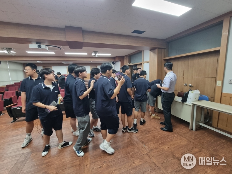 부사관 상담을 원하는 학생의 신청서의 긴줄이 관심이 많았던 시간이었다.