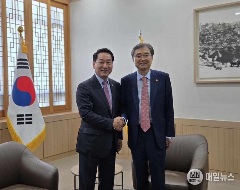 左 유정복 인천광역시장 右 조현 외무부장관