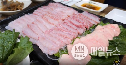 손질된 홍어를 회로 준비한 장면. 대청도 향토 음식의 대표 메뉴인 홍어회의 쫀득한 질감이 돋보인다. (사진=식품산업육성지원센터 제공)