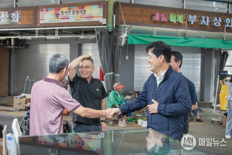 인천 서구 정서진중앙시장에서 소상공인과 담소를 나누는 강범석 구청장 ⓒ 인천 서구청