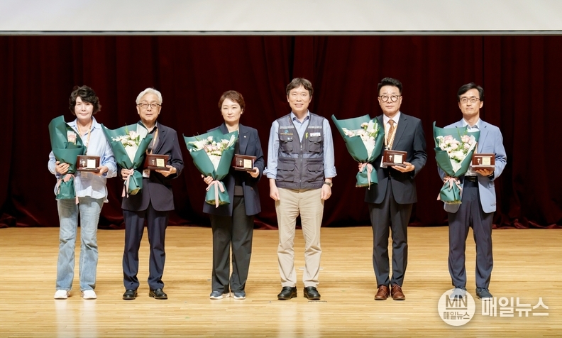 右 둘째부터 글로벌에코넷 김선홍 회장, 셋째 강창호 노조위원장, 넷째 더불어민주당 이언주 국회의원 등이 수상후 기념사진을 찍고 있다.