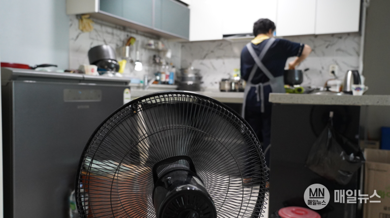 부평종합재가센터 소속 요양보호사가 선풍기 바람에만 의존해 서비스 이용자 자택에서 요리하고 있다. ⓒ 인천시사회서비스원