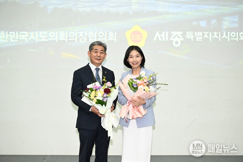 정해권 사무총장과 부인이 사무총장으로 선출 후 기념사진을 찍고 있다.