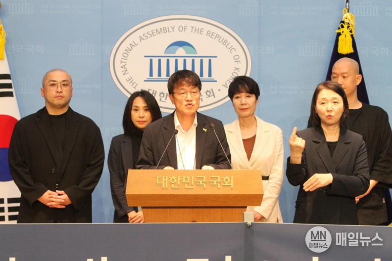 더불어민주당 박주민 의원과 문신사 제도화 민관 협의체 TFT 구성원들이 13일 오전 국회 소통관에서 기자회견을 열고 있다.