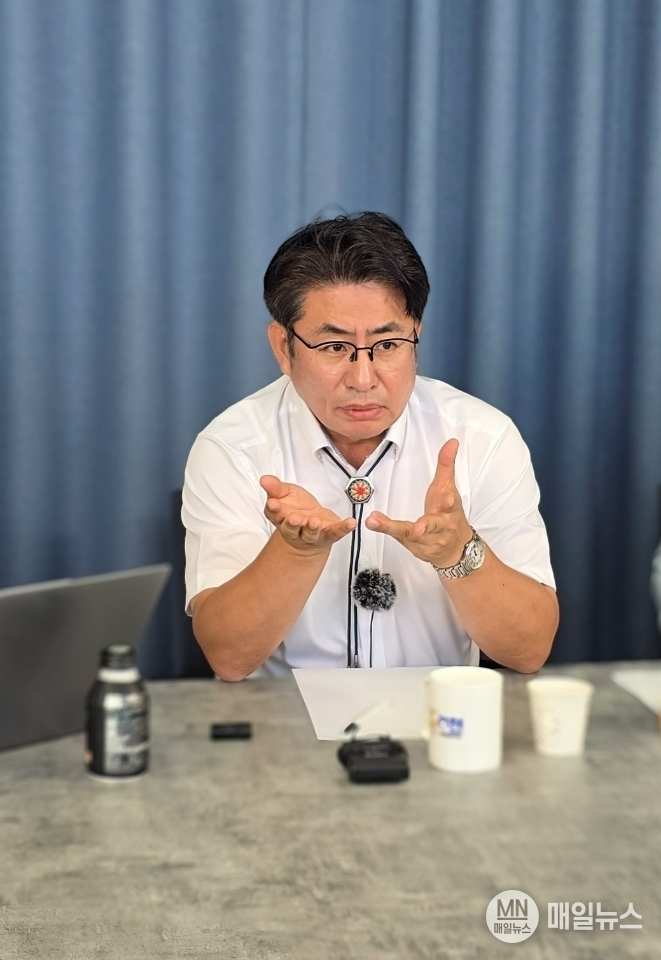 박종진 국민의 힘 인천시당 위원장(인천 서구(을) 당협위원장)이 기자의 질문에 답하고 있다.(사진제공=박빵tv)