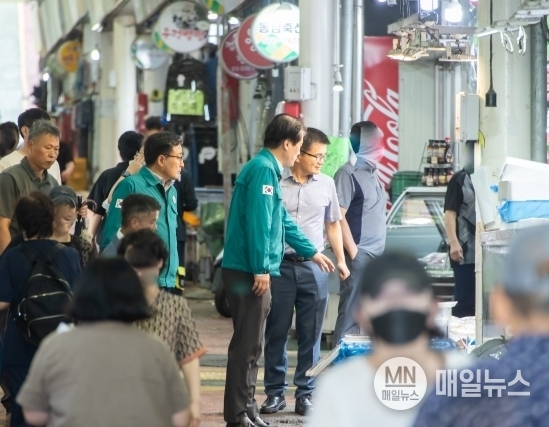 시장에서 피해 상황을 점검하고 있는 강범석 구청장 ⓒ 인천 서구청