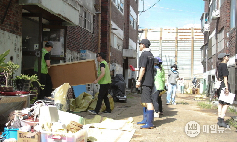 16일(토) 주택 침수 피해 복구 작업 중인 서구청 직원 및 자원봉사자 ⓒ 인천 서구청