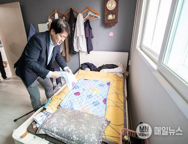 1인 고령 가구 자택을 방문해 쿨매트를 살피는 강범석 서구청장 ⓒ 인천 서구청