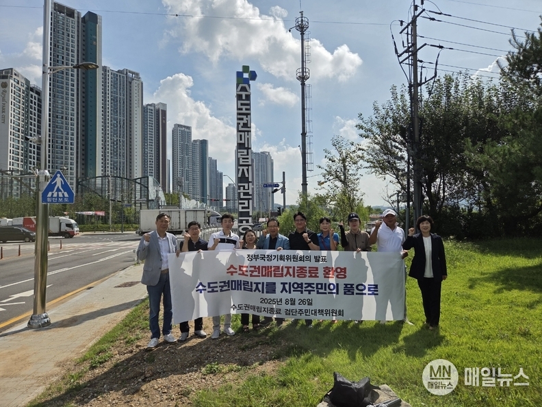 右 첫째 심영금 상임 이사, 다섯째 강남규 前 서구의원, 여덟 번째 백진기 부회장 등이 성명서 낭독 후 파이팅을 외치고 있다.