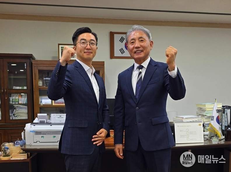 인천시민연합 임영수 상임대표(왼쪽) 윤환 계양구청장(오른쪽) 모습