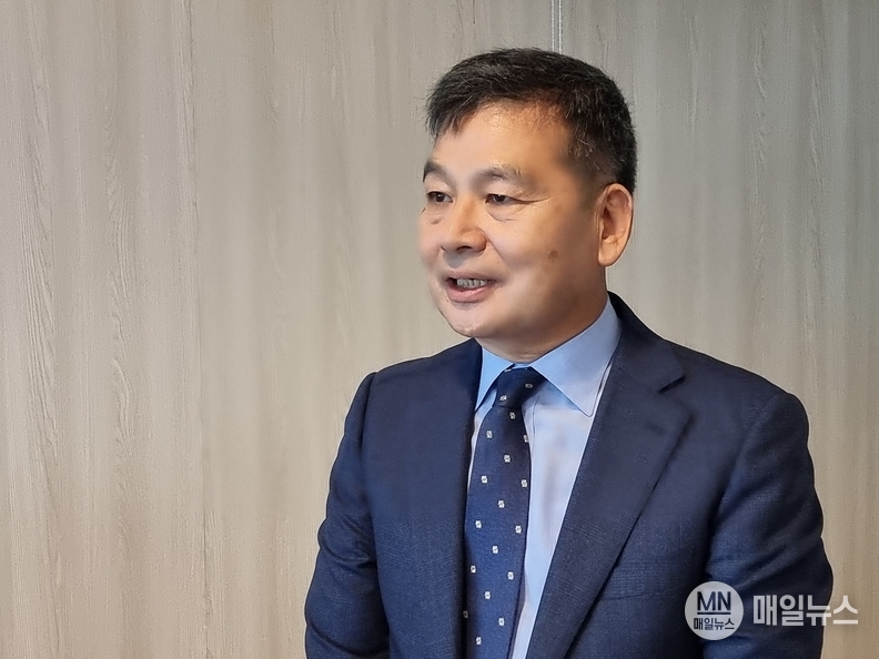 이건직 (37기. 기계) 동문장학회 이사장이 장학금 전달에 감사를 표하며 장학회에 대하여 설명하고 있다.
