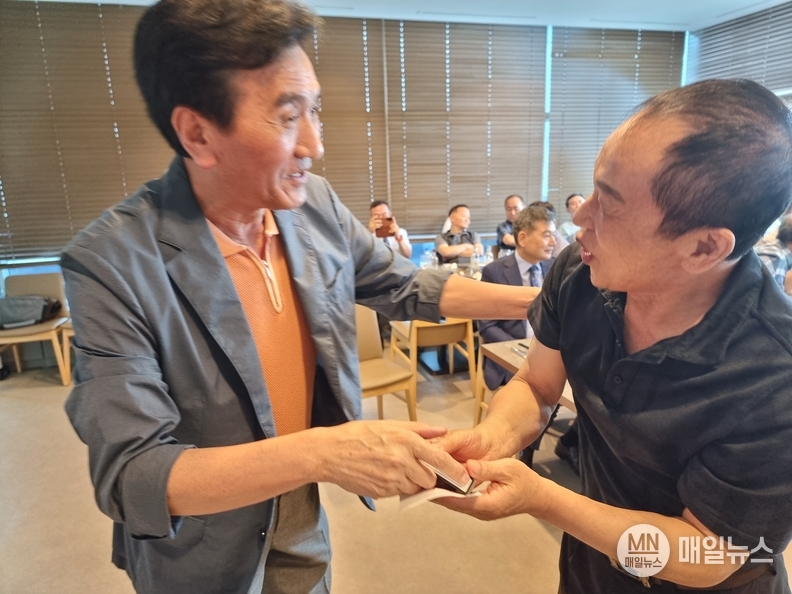 화장품 행운권을 추첨하여 조판구가 찬조경품을 전달하다.