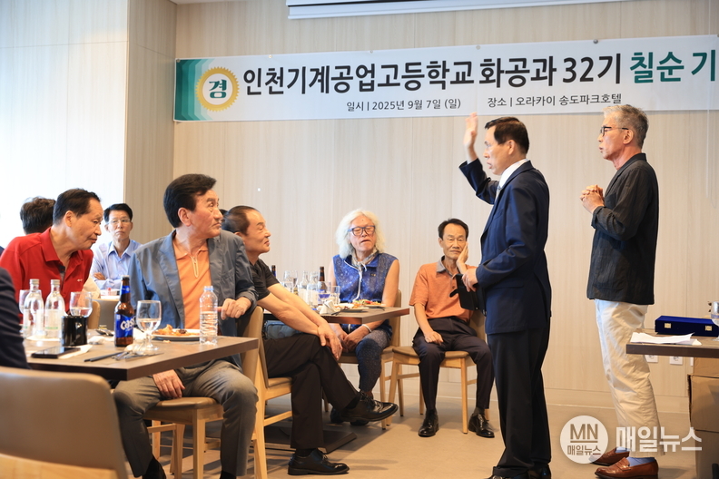이장원 회장이 모교 소식의 앱 설치를 홍보와 시범하다.