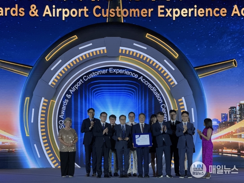 10일 중국 광저우 캔톤 페어 컨벤션 센터에서 열린 ‘제7회 공항경험 써밋(Airport Experience Summit)’에서 인천국제공항공사 이학재 사장이 수상 후 기념 촬영을 하고 있다.<br>
* 사진 앞줄 왼쪽부터 캔디스 맥그로(Candace McGraw) 국제공항협의회 세계본부(ACI World) 이사회 의장, 최장순 대한항공 인천여객서비스지점 부지점장, 박상욱 인천공항출입국외국인청장, 이학재 인천국제공항공사 사장, 김창규 인천국제공항공사 운영본부장, 이동선 인천국제공항 항공사운영위원회(AOC-I) 위원장, 사라 새뮤엘(Sarah Samuel) 아마데우스(Amadeus)사 공항·항공사 운영 부문 부사장