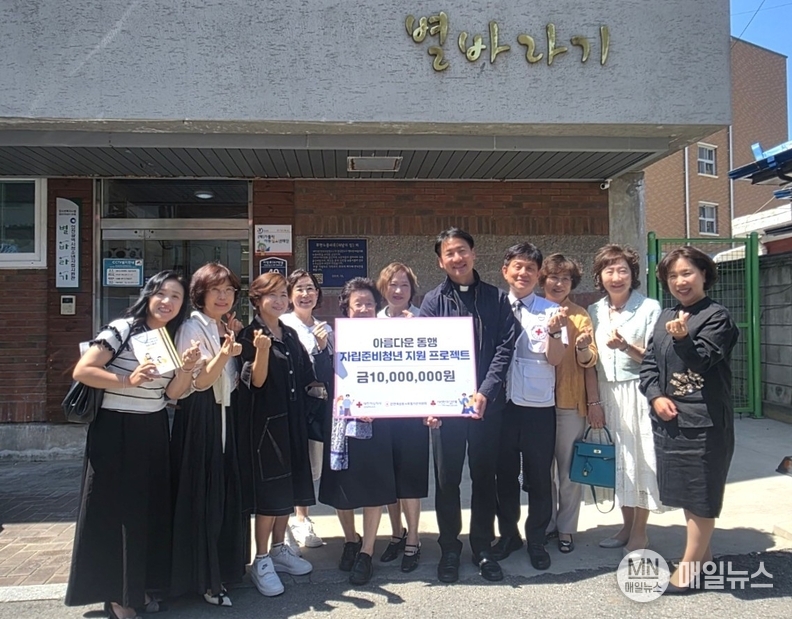 인천여성봉사특별자문위원회 최은영 명예위원장, 이행남 위원장 등 7여 명의 자문위원과 대한적십자사 인천지사 홍성조 사무처장, 별바라기 송원섭 관장이 전달식을 하고 있다. ⓒ 대한적십자 인천지사