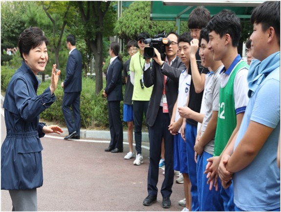 인천기개공고를 방문한 박근혜 前 대통령이 손을 흔들고 있다.