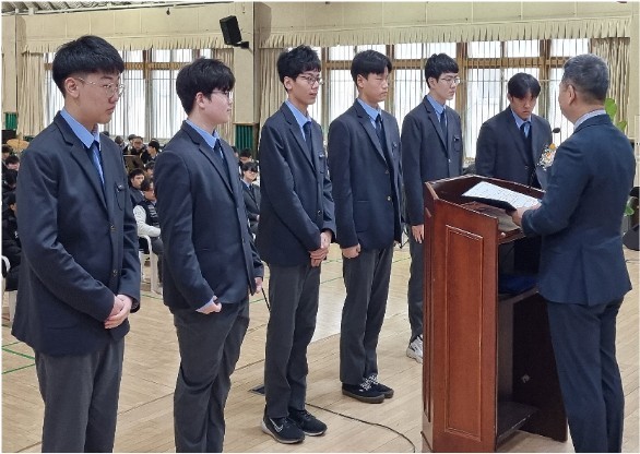 이건직 장학회 이사장(기계 37) 이 재학생들에게 장학금을 지급하고 있다.