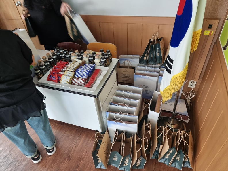  인천 지역 중학교 3학년 부장 선생님을 초대하여 설명회와 사은품 전달