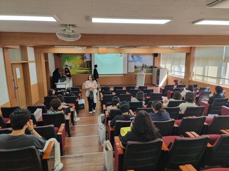 스크린 영상으로 설명회를 하고 있다.