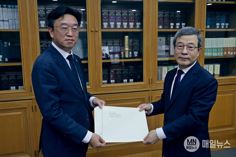 더불어민주당 이용우(환경노동위원회, 서구을) 의원이 수원지방법원 이동원 양형위원장에게 탄원서를 제출 하고 있는 모습 ⓒ 이용우 의원실