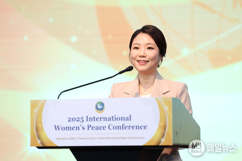 ㈔세계여성평화그룹(IWPG) 대표가 19일 대한민국 청주 엔포드호텔에서 열린 ‘2025 세계여성평화 콘퍼런스’에서 개회사를 하고 있다. ⓒ IWPG 인천서지부