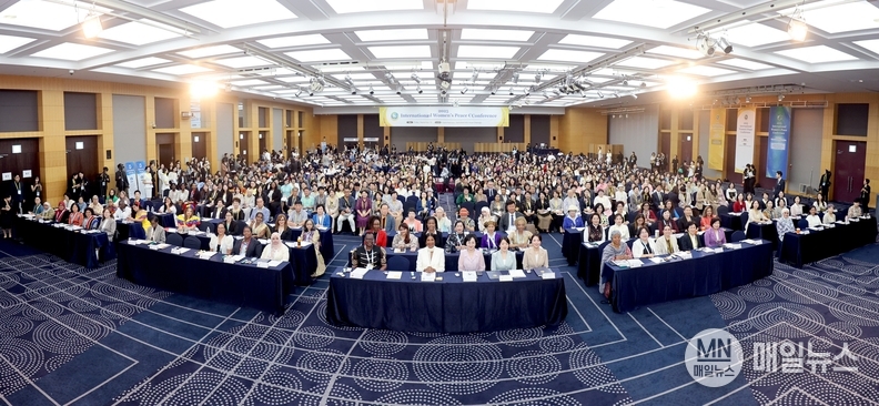 19일 대한민국 청주 엔포드호텔에서 IWPG 주최로 열린 ‘2025 세계여성평화 콘퍼런스’에서 참석자들이 기념사진을 촬영하고 있다. ⓒ IWPG 인천서지부