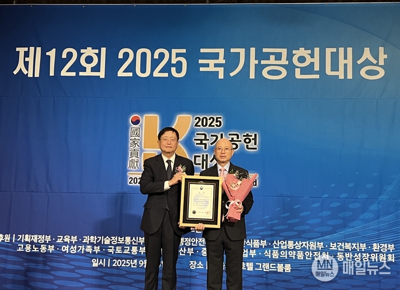 (사진 왼쪽부터) 조선비즈 심사위원장 임영균, 인천관광공사 사장 백현 ⓒ 인천관광공사