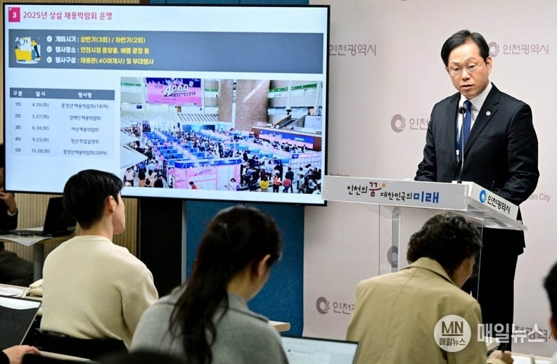김진태 경제산업본부장이 11일 시청 브리핑룸에서 경제산업본부 소관 현안과 관련해 기자브리핑을 하고 있다. <인천시 제공><br>
<br>
